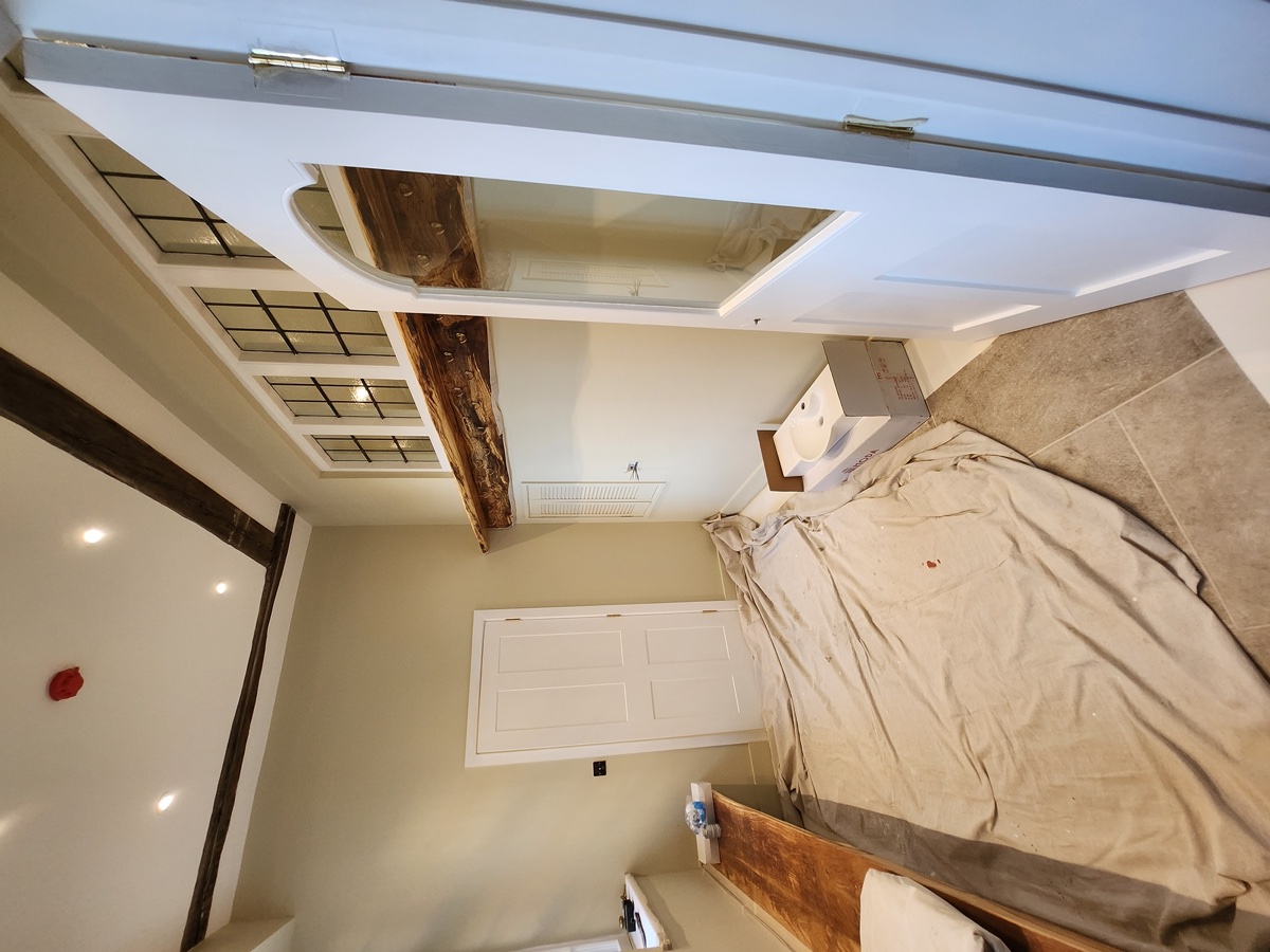 Room with mirrored ceiling panel and decorative finish